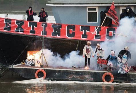 El Hijo Del M Nager De Los Sex Pistols Quema La Obra Del Grupo Como Protesta