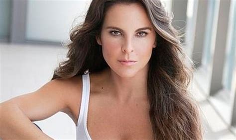 Kate Del Castillo Demuestra Que A Sus A Os A N Puede Lucir Un Bikini Latinol Vida Social