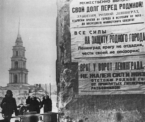 Плакаты на стене дома в блокадном Ленинграде — военное фото
