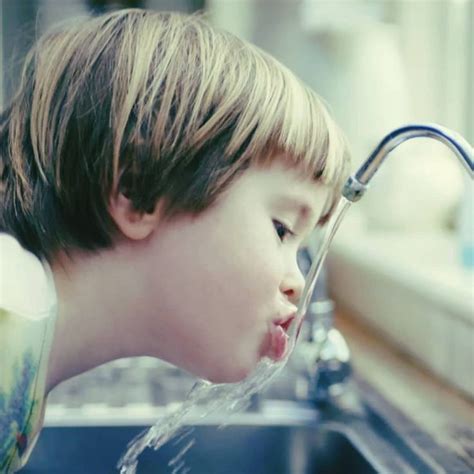 🍼Малыш и вода. ⠀ 🚰Самое главное требование к детской питьевой воде ...