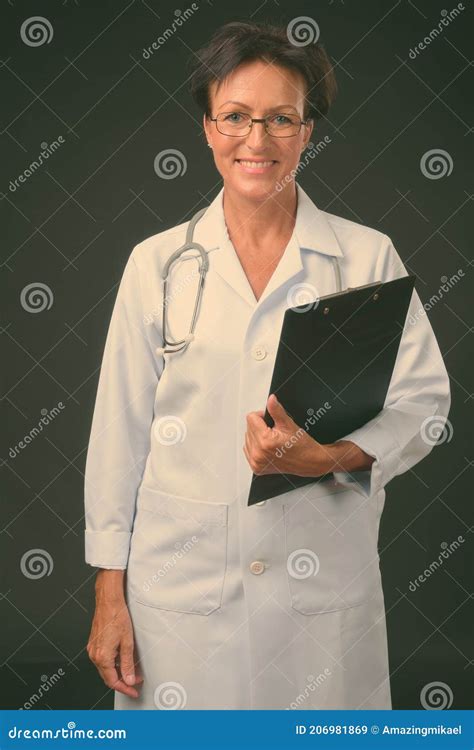 Beau Médecin Mature De Femme Aux Cheveux Courts Sur Le Fond Noir Image stock Image du sourire