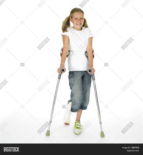 Встать с кровати на костыли 80 фото