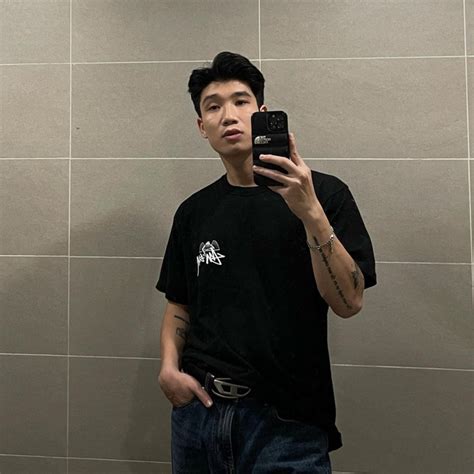 Hot boy bê tráp trong đám hỏi Đoàn Văn Hậu được netizen săn lùng vì quá điển trai là ai