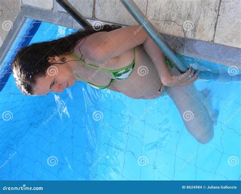Schwangere Frau Im Bikini Stockfoto Bild Von Braun Wasser 8624984