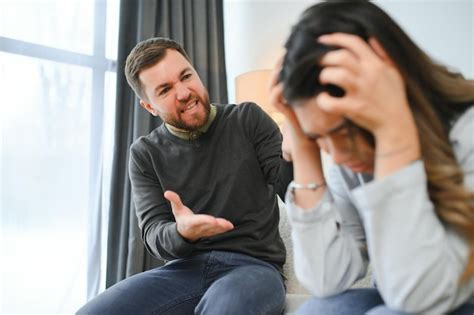 Un Homme Motionnel Fait Des Gestes Et Crie Sa Femme Un Jeune Couple