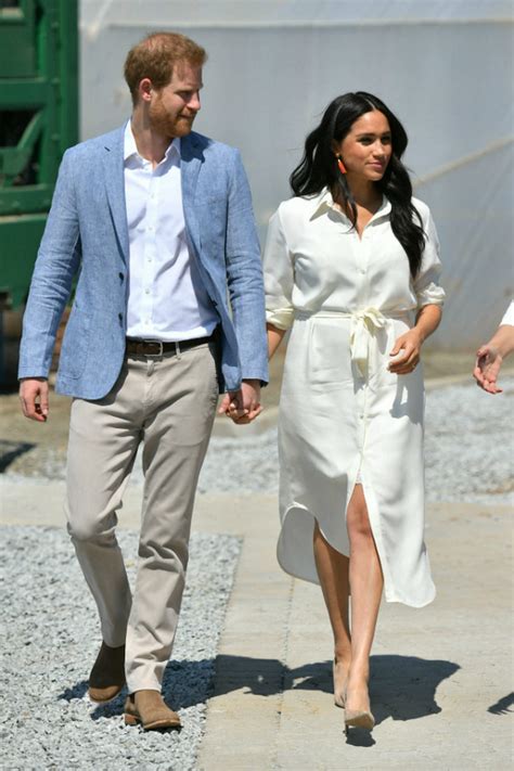 Meghan Markle En Robe Chemise Blanche Hannah Lavery Et Escarpins Nude Stuart Weitzman