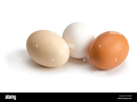 Los Huevos Orgánicos De Diferentes Colores Aislado Sobre Fondo Blanco