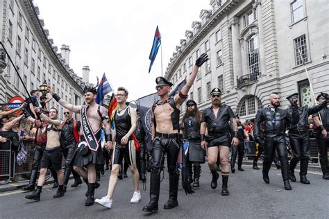 Cientos De Miles De Personas Celebraron El Orgullo Gay En Europa Infobae