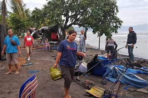 Gelombang Pasang Luluh Lantakkan Puluhan Warung Di Pantai Penimbangan