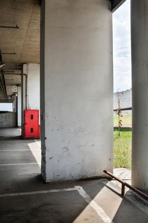 Parkplatz Unter Dem Geb Ude Stockbild Bild Von Achtung Block