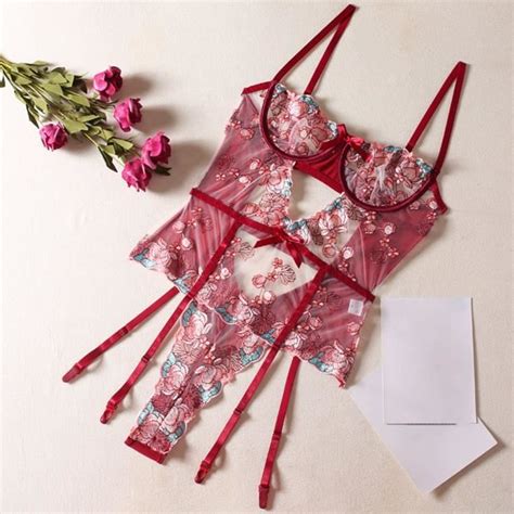 Ensemble de sous vêtements de goût de lingerie sexy pour femme avec anneau en acier en dentelle