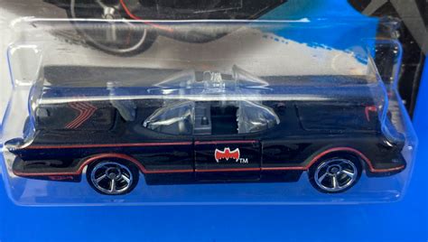 Машинка Базова Hot Wheels TV Series Batmobile Batman 1 64 DHT15 Black купити в інтернет
