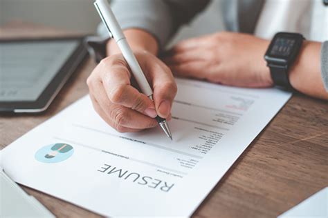 Orangorang Mengisi Resume Mereka Pada Formulir Lamaran Kerja Untuk