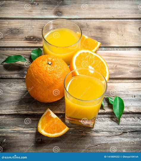 Sumo De Laranja Em Um Vidro Foto de Stock Imagem de meio café 141809532