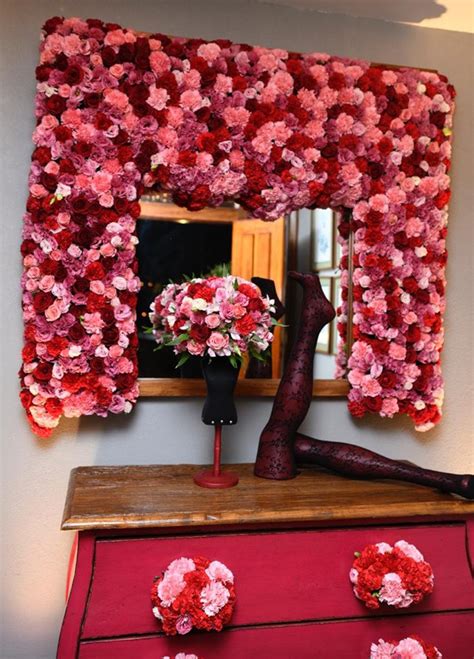 Da cor do pecado Thássia Naves capricha na produção em chá de lingerie Quem QUEM News