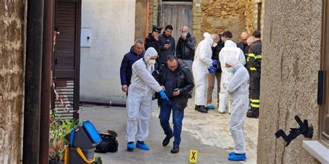 Orrore A Naro Trovati I Cadaveri Di Due Donne Uno Carbonizzato L