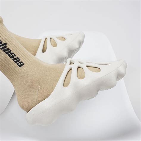 Вещь дня: сланцы Yeezy 450 Slide "Ophani"
