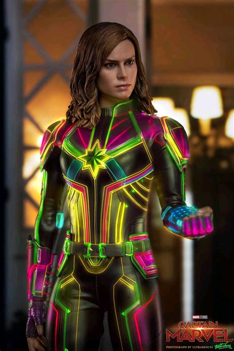 Hot Toys Captain Marvel 1 6 Action Figure Figround