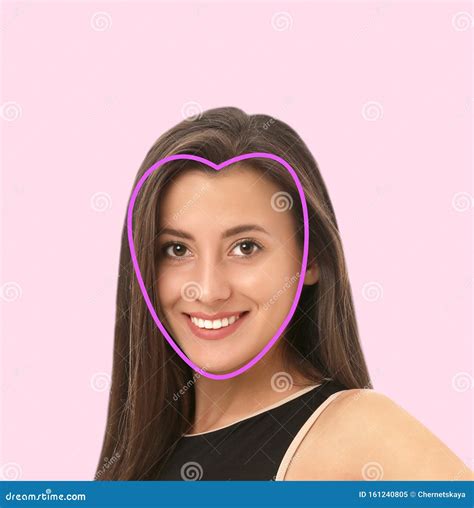 Mujer Muy Sexy Con Cuerpo Delgado En Bikini Negro Elegante En El Fondo Imagen De Archivo