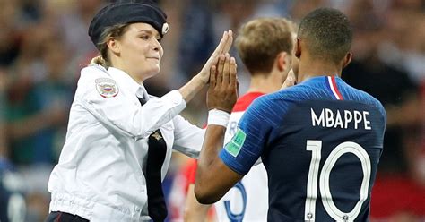 Fotboll Pussy Riot medlemmar släppta efter planstormning SVT Sport