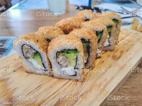 Comida Nikkei Maki Acevichado Servido En Una Tabla De Madera Peruvian