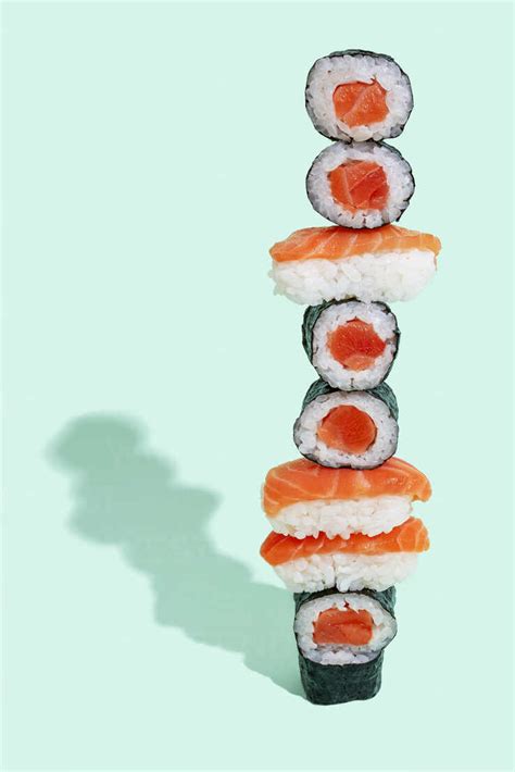 Lachs Sushi mit Nigiri und Maki Muster auf mintgrünem Hintergrund