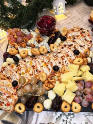 Сухарики с орехами и цукатами для сырной доски : Закуски и бутерброды