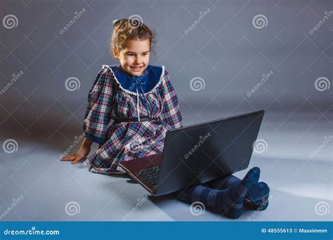 Brunette Van De De Tiener Het Europese Verschijning Van Het Meisjeskind Stock Afbeelding Image