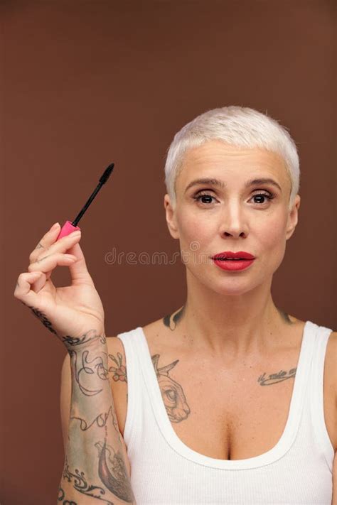 Salope Virile Blonde Avec Des Tatouages Sur Le Bras Et La Poitrine Et Le Rouge L Vres Rouge