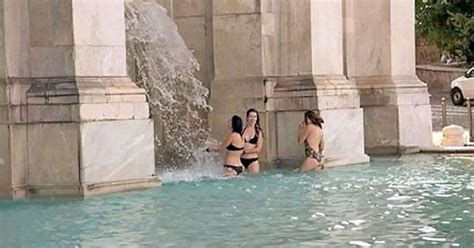 Ng I D N Th Nh Rome B C X C Khi N Du Kh Ch Th N Nhi N M C Bikini T M I Phun N C N M