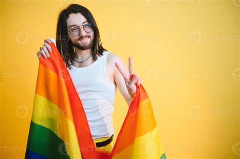 Gay Hombre Sostener Arco Iris A Rayas Bandera Aislado En De Colores Antecedentes Estudio Retrato