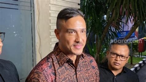 borok hamish daud      digugat cerai raisa