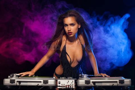 Jeune Femme D une Forte Poitrine Sexy Dans Un Bikini Photo stock Image du feuillage séduisant