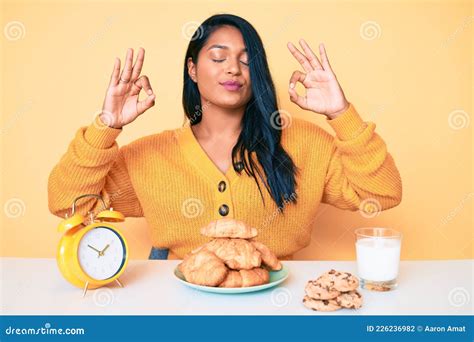 Bella Joven Latina Con El Pelo Largo Sentada En La Mesa Desayunando Relajado Y Sonriendo Con Los