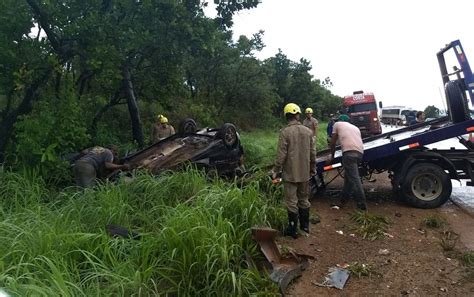 Acidente Entre Caminh O E Carro Mata Tr S Pessoas Na Br Em Urua U