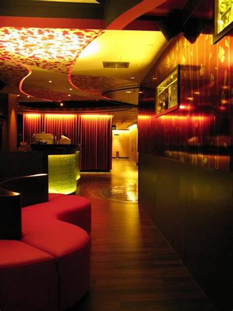 red lounge architizer