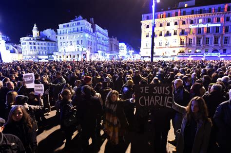 Fusillade à Charlie Hebdo Plus De 100 000 Personnes Se Rassemblent