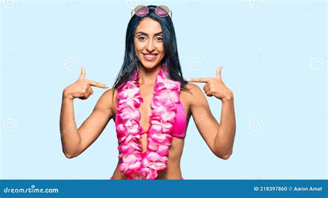 Hermosa Hispana Con Bikini Y La Hawaiana Lei Luciendo Confiada Con Sonrisa En La Cara