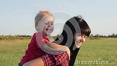 Gute Familie Mutter Und Kind Haben Spaß Im Park Das Kleine Schöne Blonde Mädchen Macht Spaß Und