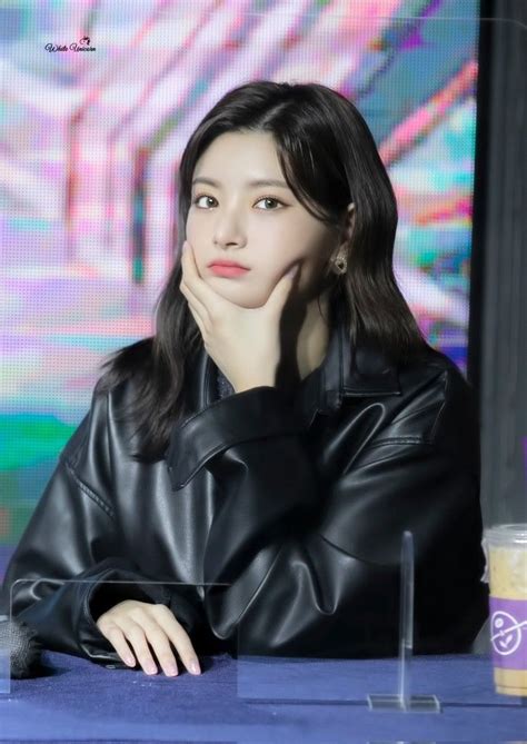 Pin de gay nerd III en EVERGLOW 에버글로우