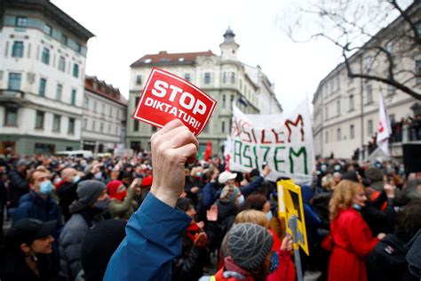 Masovni protest u Ljubljani protiv Janšine "strahovlade"