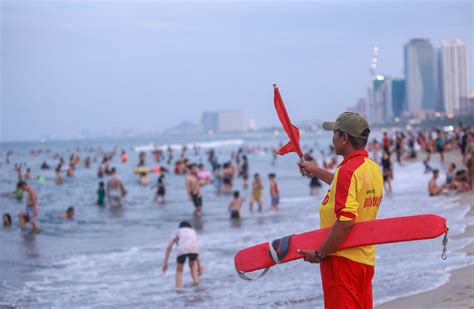 anh bien da nang dong kin nguoi dip le