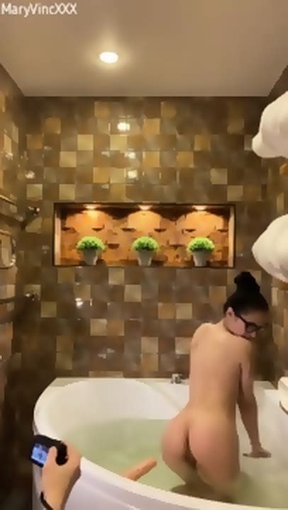 Hot Washes And Plays With Dildo In The Shower Backstage