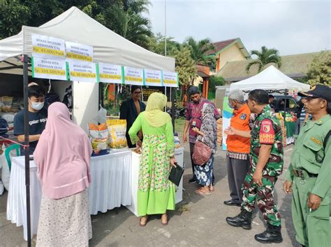 Babinsa Kelurahan Merjosari Dampingi Operasi Pasar Malang Post