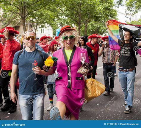 Participantes Elaboradamente Vestidos Durante Desfile De Orgullo Gay Imagen De Archivo Editorial