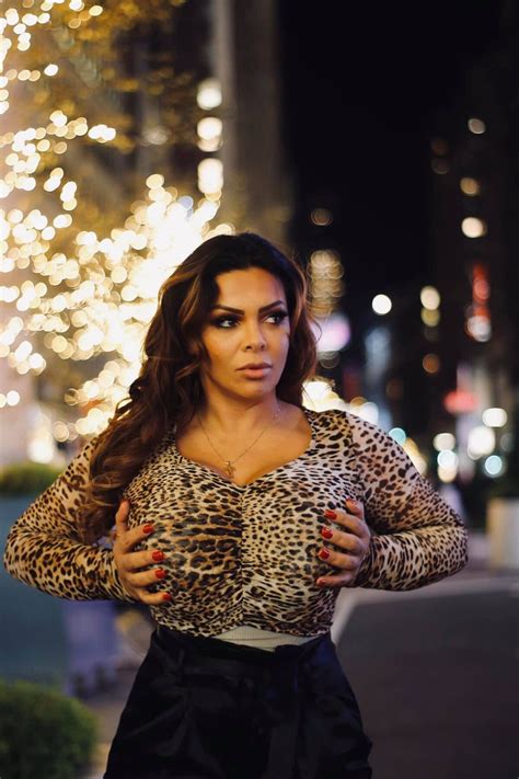 Foto: Sheyla Hershey chegou a ter 5,5 litros de silicone em cada seio