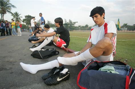 Enlève ses chaussettes Gay skets