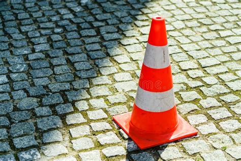 Cone Do Tr Fego Do Branco E Do Oranger Na Rua Imagem De Stock Imagem