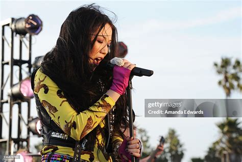 singer manika performs   set