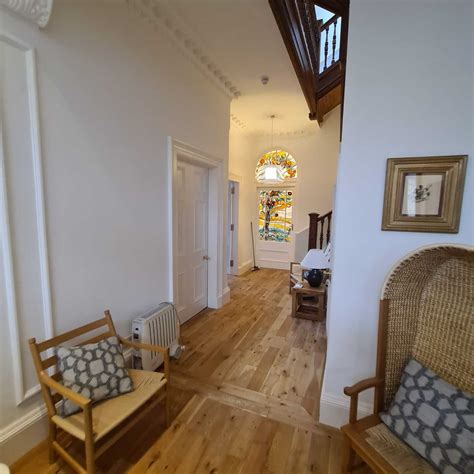 Average Hourly Pay for Professional Painters and Decorators in the UK 10